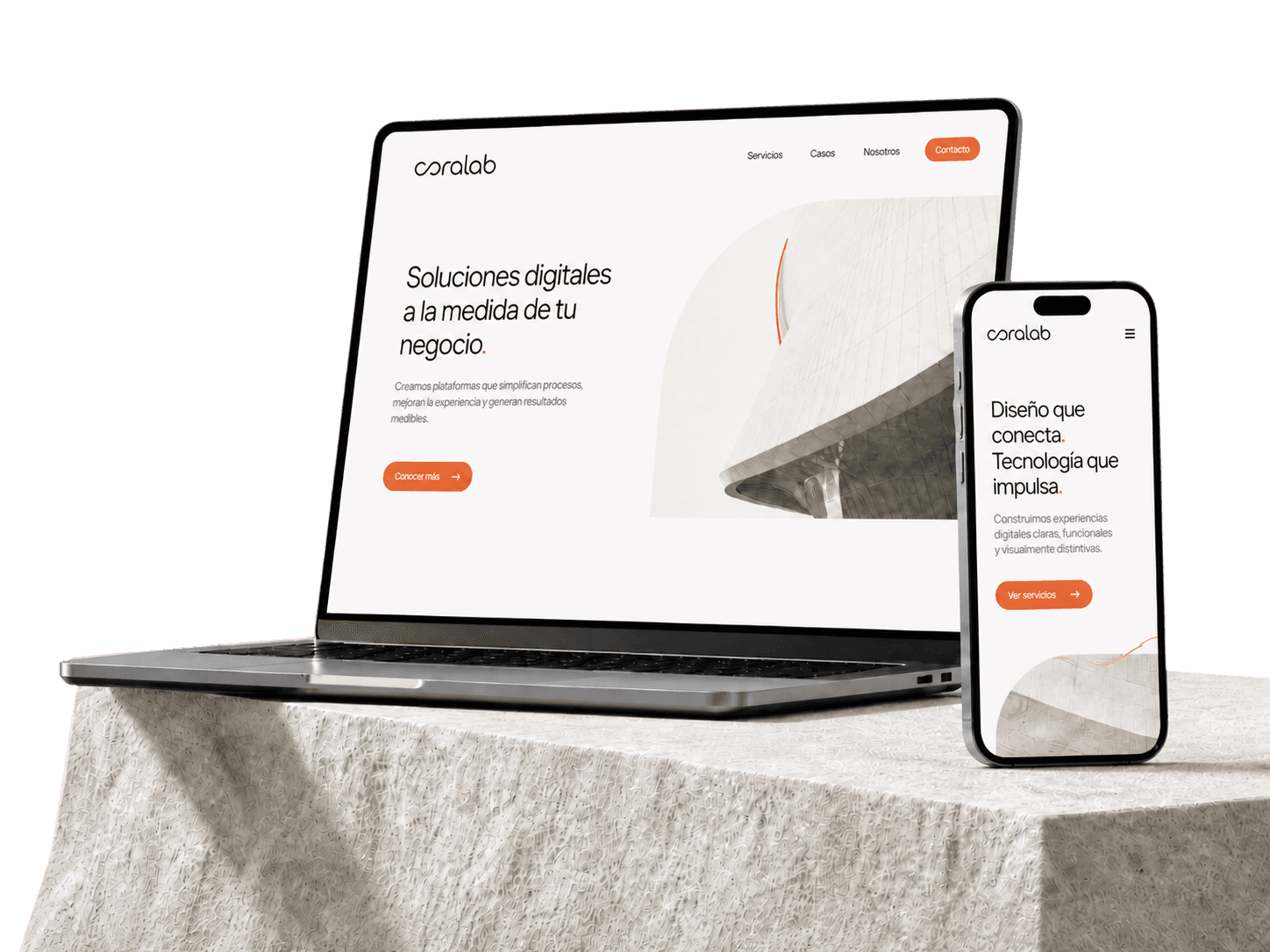 Mockups de laptop y movil con una interfaz digital Coralab